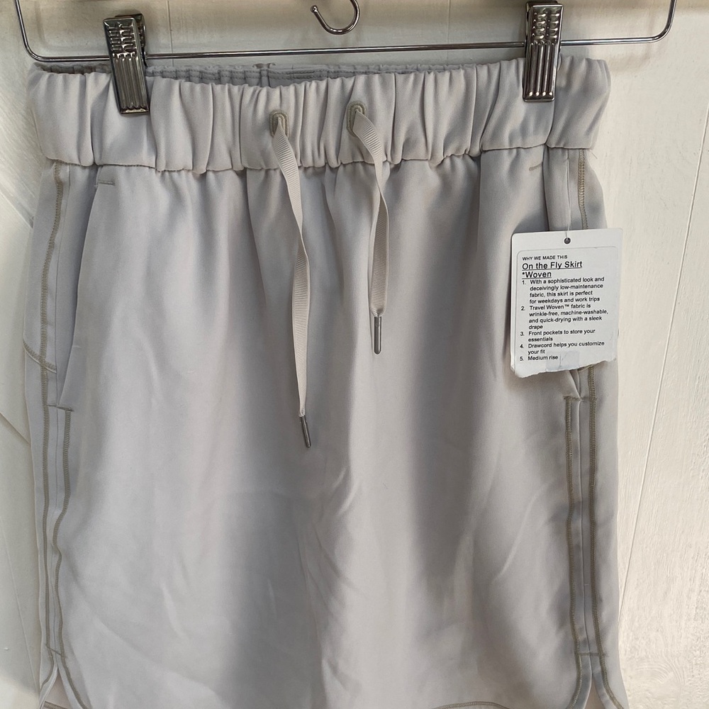 Lululemon on the fly Women's light gray skirt size 4